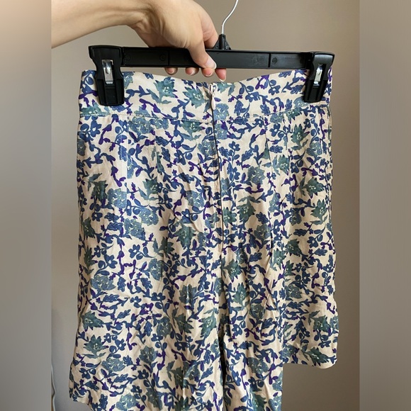 H&M Floral Patterned High waist Pleated short beige Cream blue viscose US 2 NWT - Picture 2 of 16
